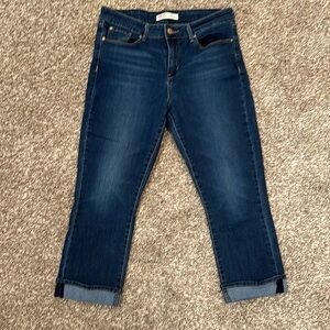 Signature Levi mid-rise capri jeans